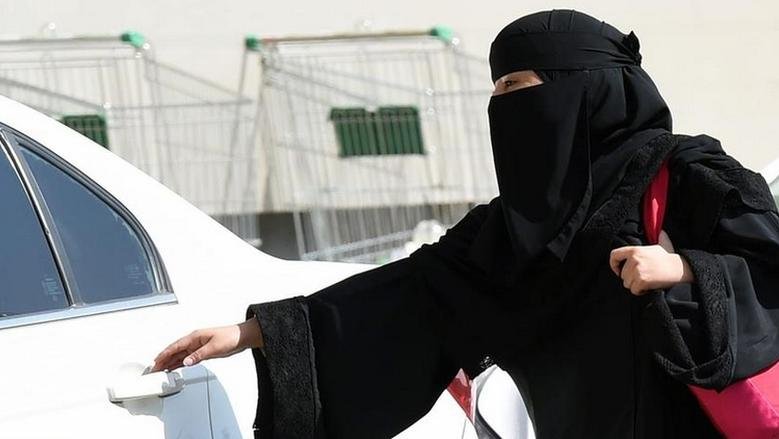 شروط قيادة المرأة للسيارة