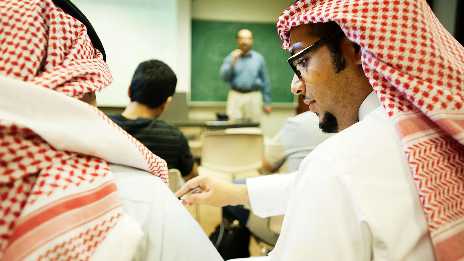 فرص العمل للشباب السعودي